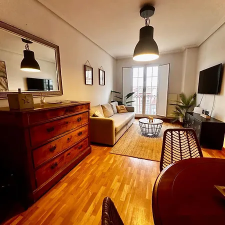 Atuaire Balcon Con Vistas A La Catedral De *