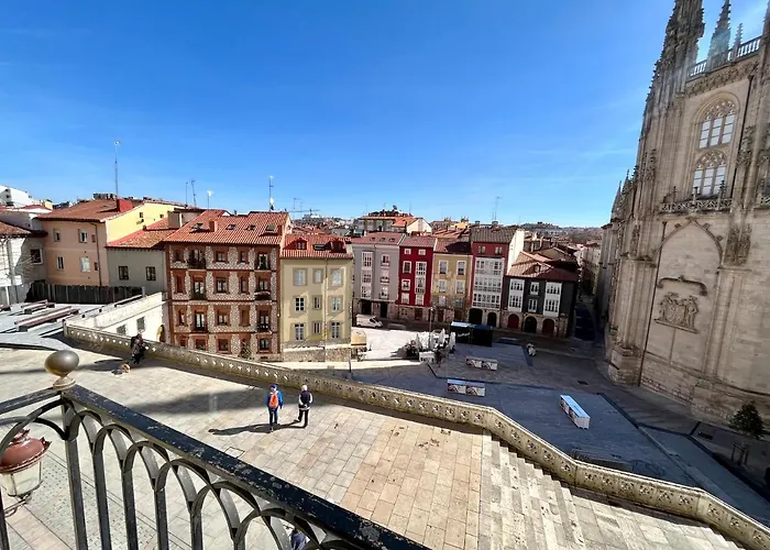 Atuaire Balcon Con Vistas A La Catedral De *