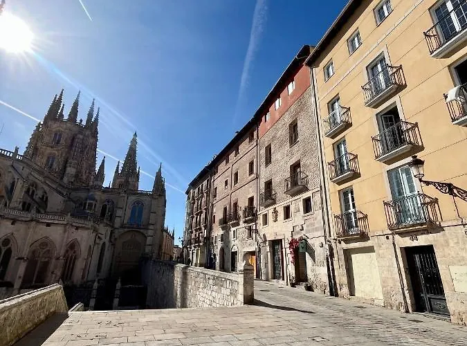 Atuaire Balcon Con Vistas A La Catedral De *