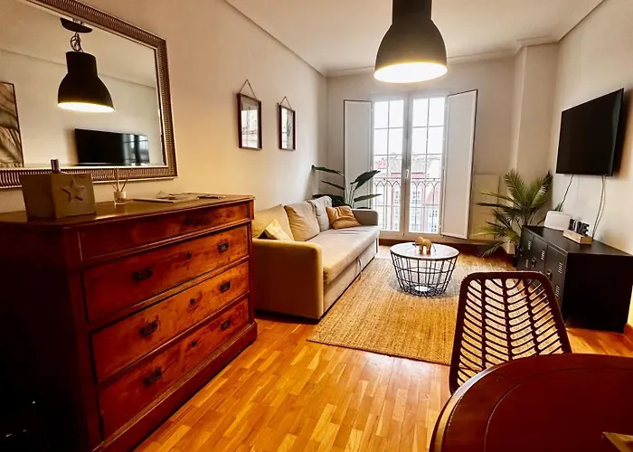 Atuaire Balcon Con Vistas A La Catedral De *